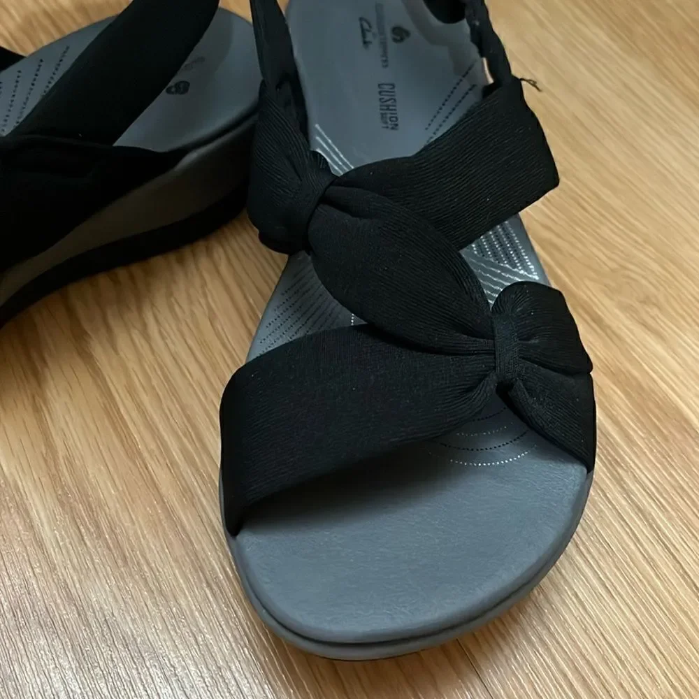 CLARKS CLOUDSTEPPERS WOMEN’S SIZE 6  ARLA MAE BOW SANDALS